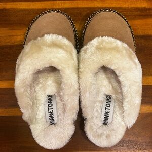 LIKE NEW - Minnetonka Women's Slippers